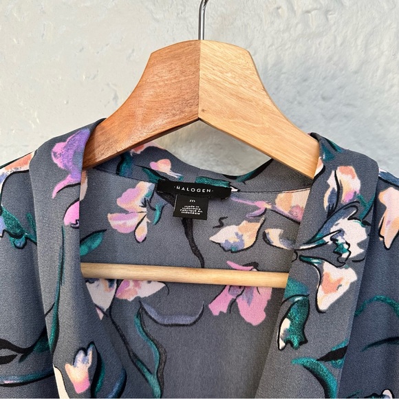 V-neck Top In Grey G Floral Stroll - Picture 4 of 10